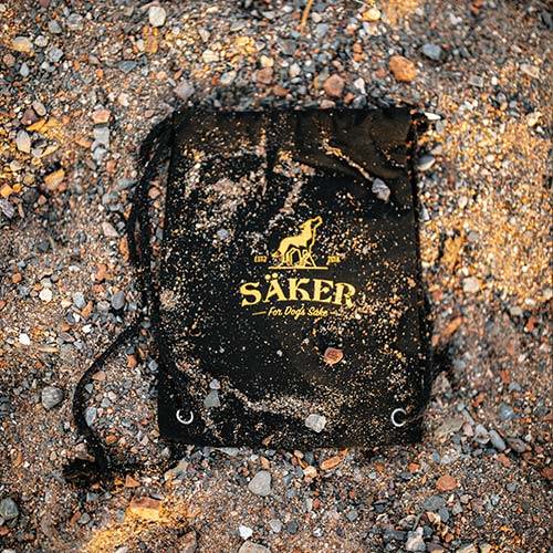 saker roam cable pouch in the sand