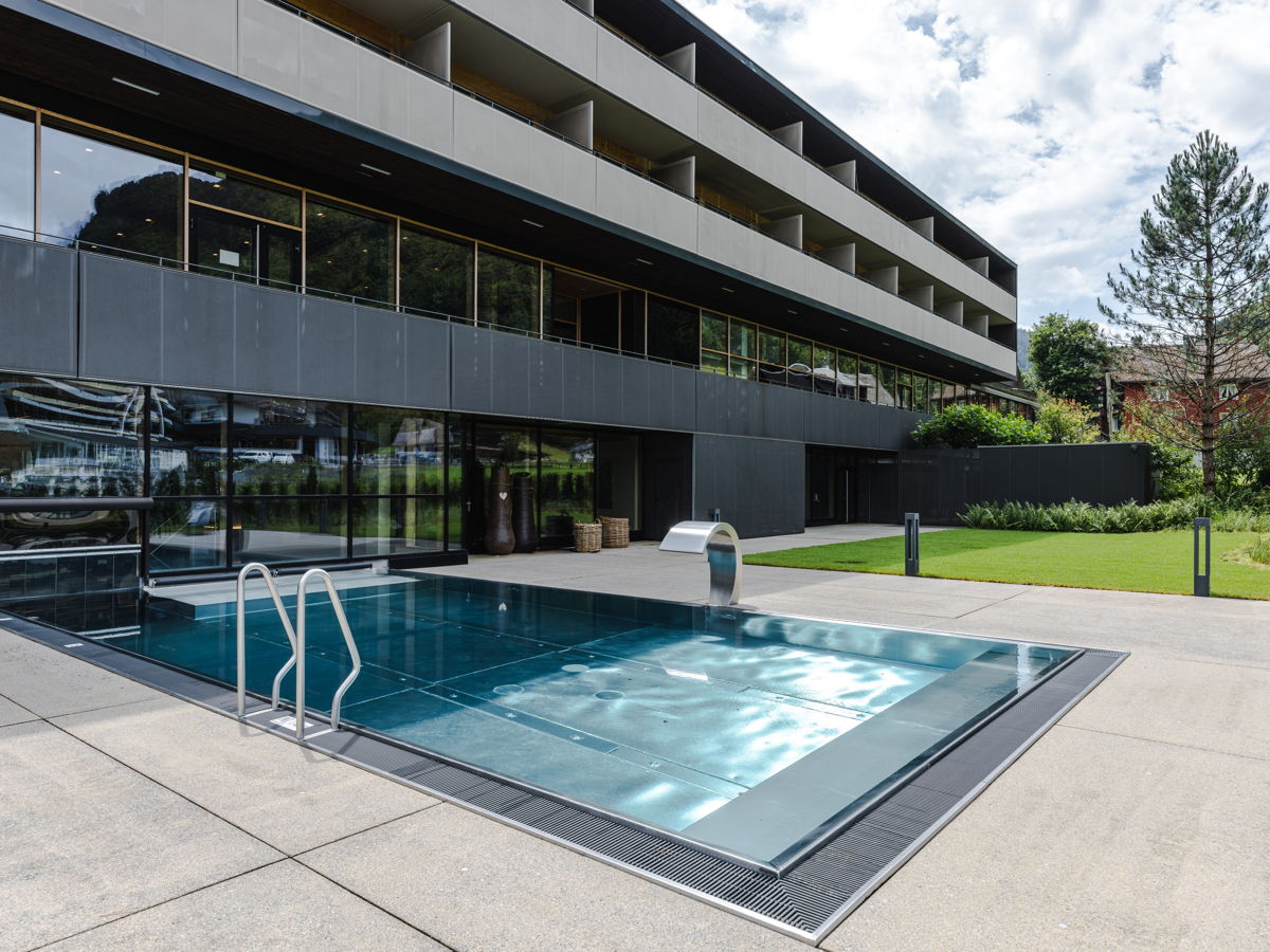 Wellness im Outdoor-Pool