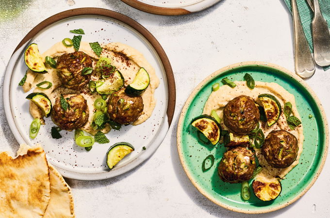 Boulettes de boeuf aux courgettes, sauce au tahini